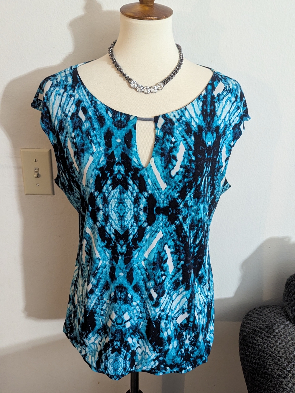 Calvin Klein Blue Abstract Geometric Print Keyhole Neck Cap Sleeve Blouse L